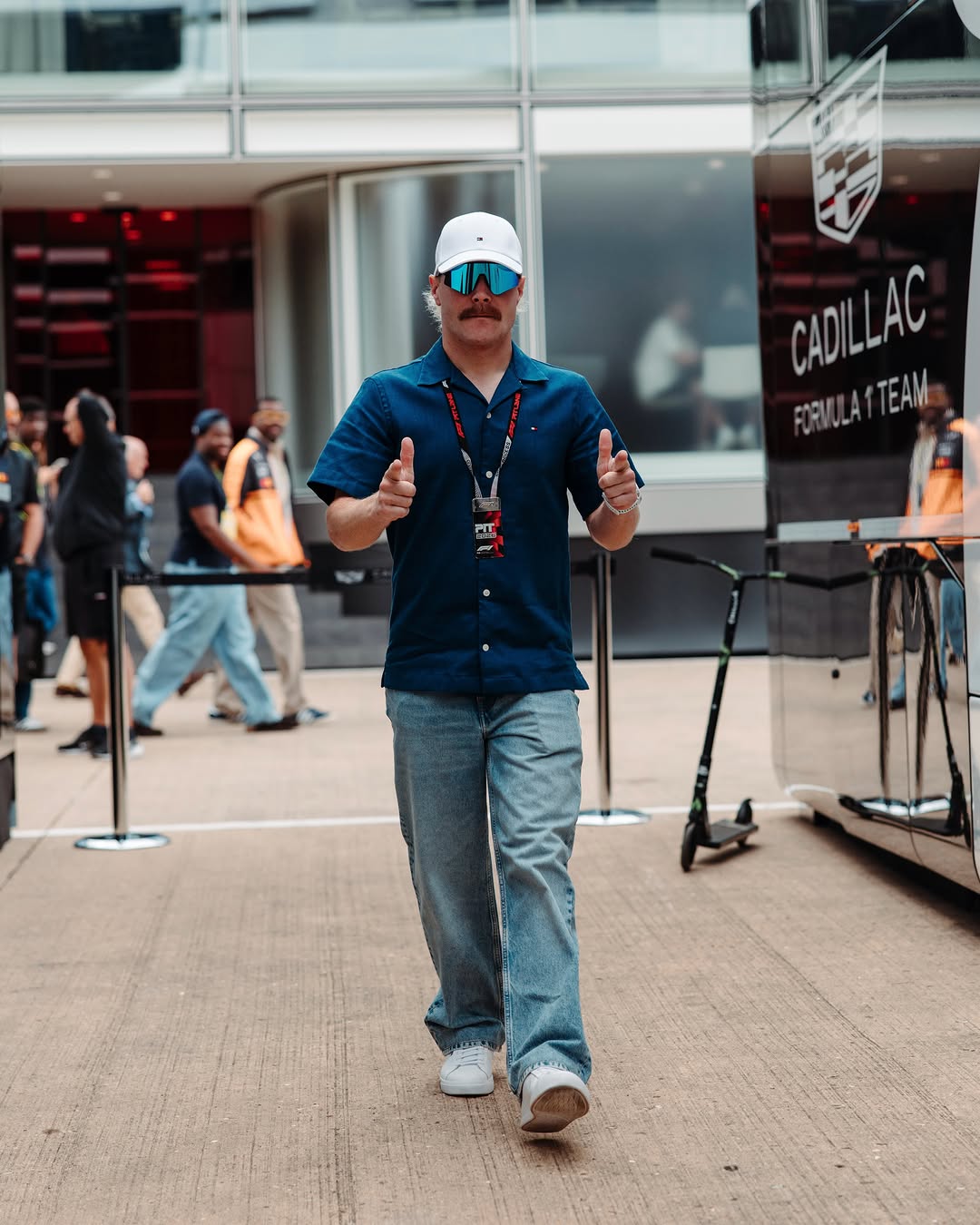 Valtteri Bottas wearing Tommy Hilfiger Regular fit short-sleeve linen-blend shirt dark blue, Tommy Hilfiger Tommy jeans tapered straight jean Medium blue wash.