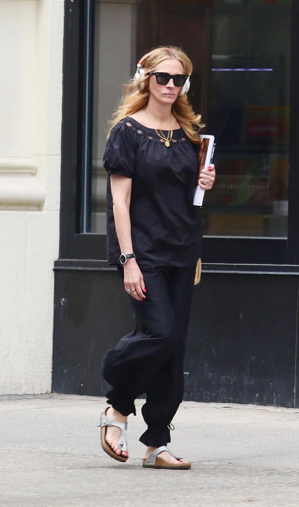 Julia Roberts wearing Posse Marilyn Black Blouse, Posse Pearl Black Pants and Birkenstock Gizeh birko-flor Silver.