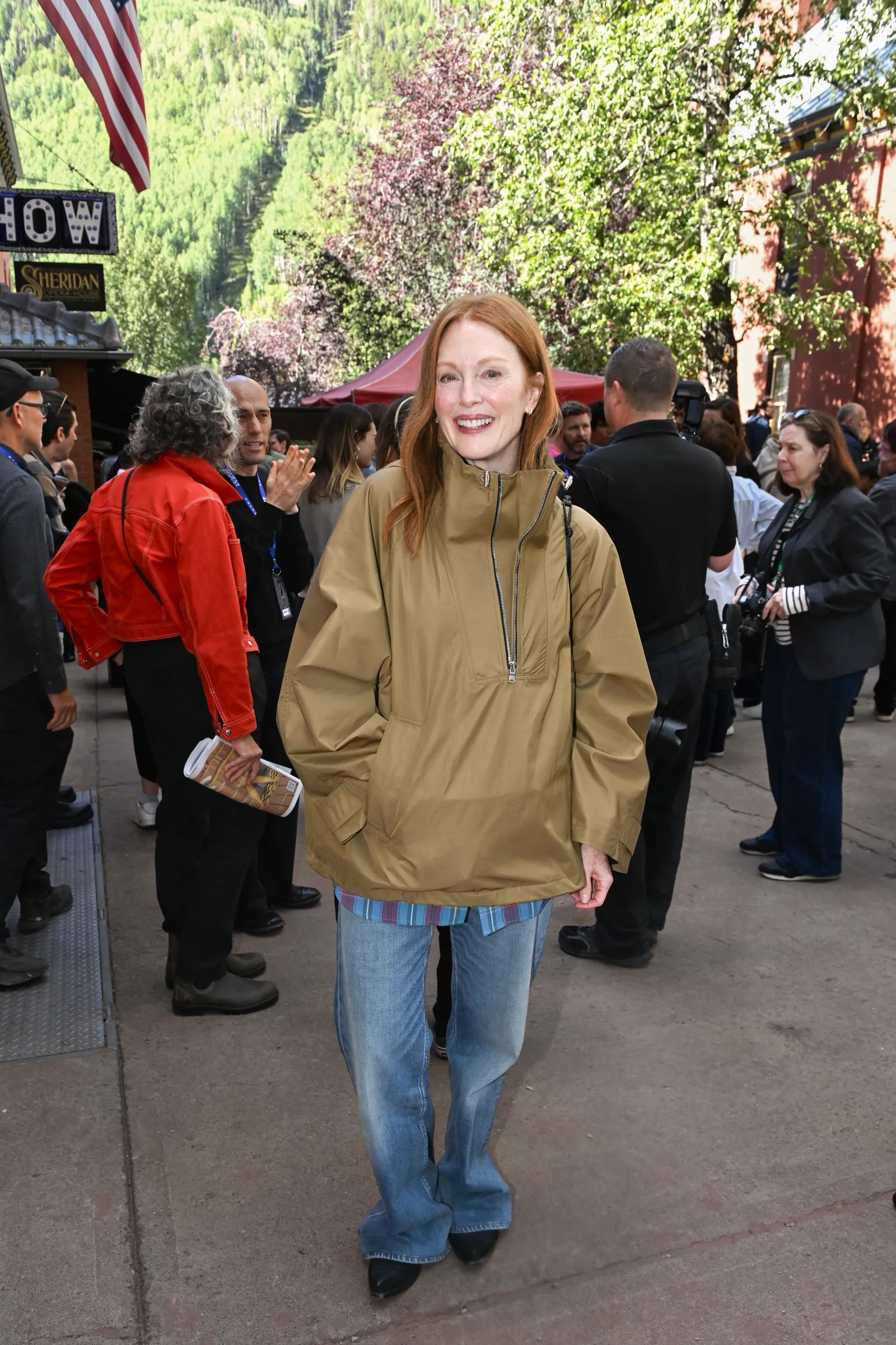 Julianne Moore wearing Agolde Coulson jacket in khaki, Levi’s Low loose women’s jeans medium wash and Tecovas The annie western boot black.